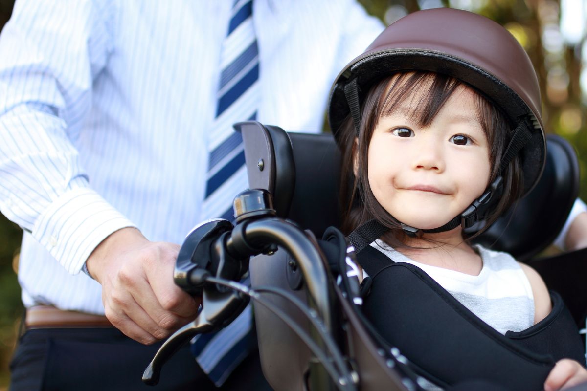 自転車乗車用ヘルメットを着けられない子どもは別の移動方法を検討して