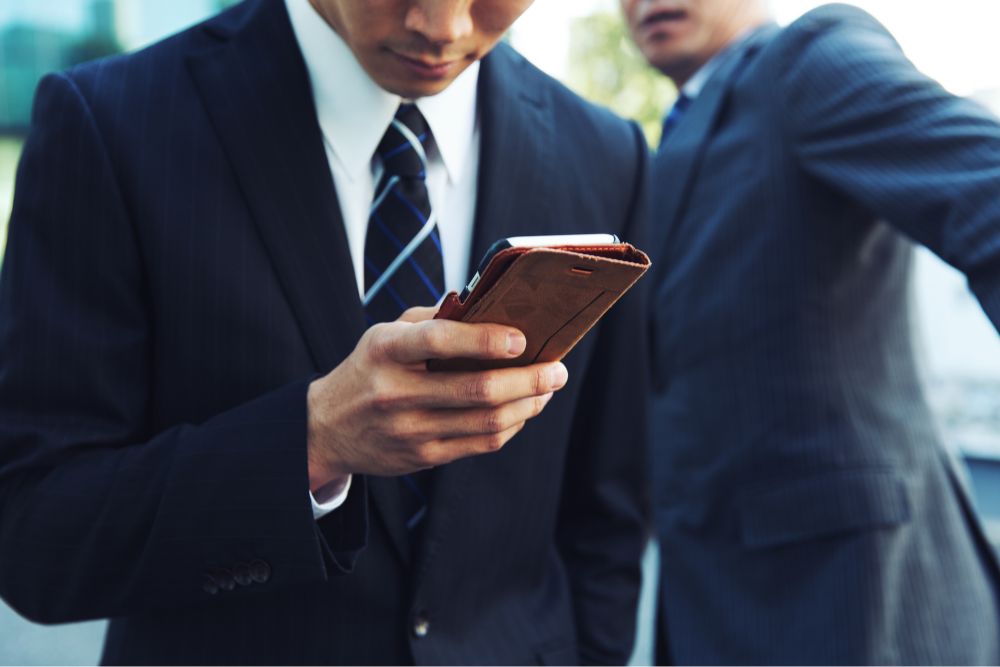 死亡事故も！「歩きスマホ」の危険性