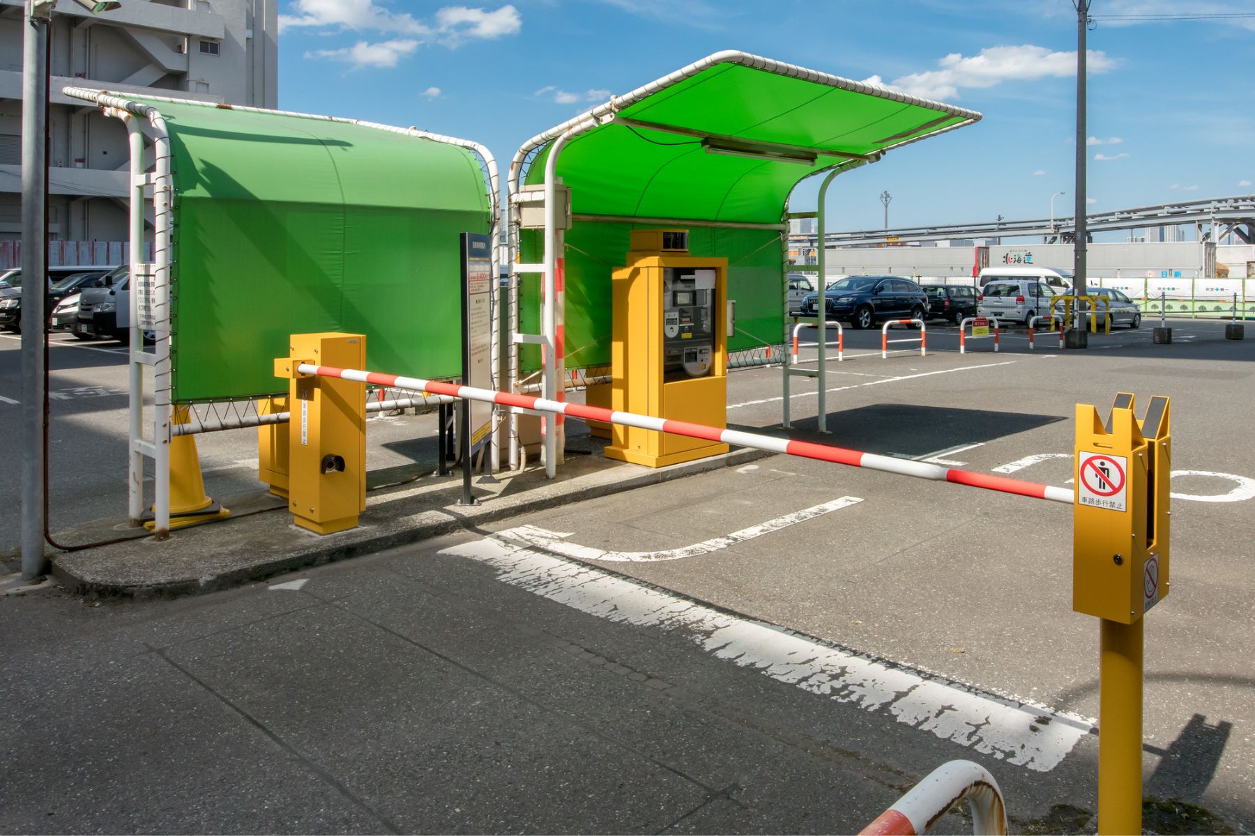 入出庫時のゲートや精算機との接触