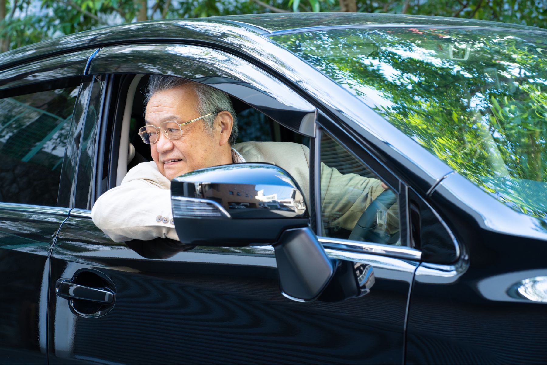 後退時は後方や左右を「目視確認」