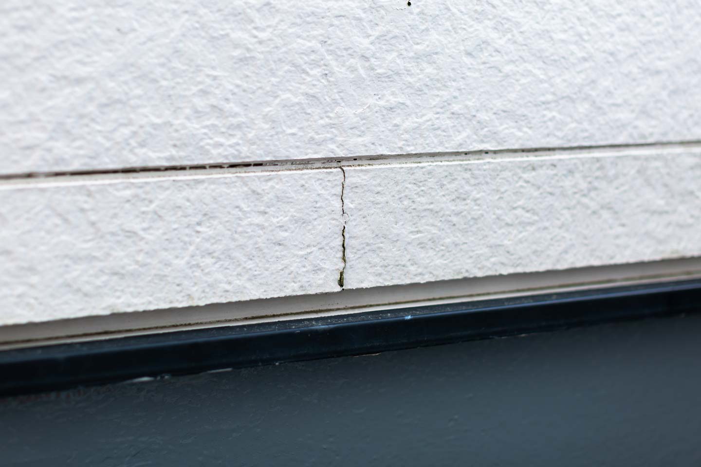 さまざまなすき間から雨水が侵入、壁を伝ってシミやカビに