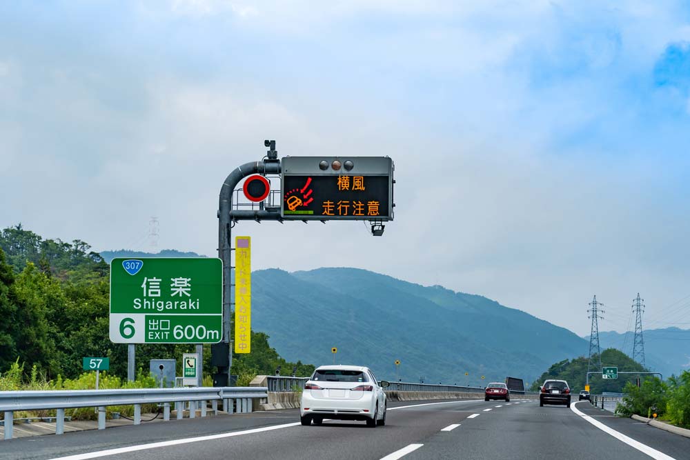 強風時には車の運転も要注意