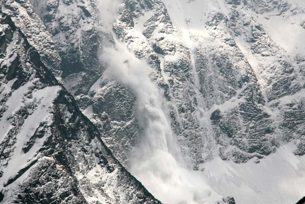 気温上昇による雪崩にも要注意