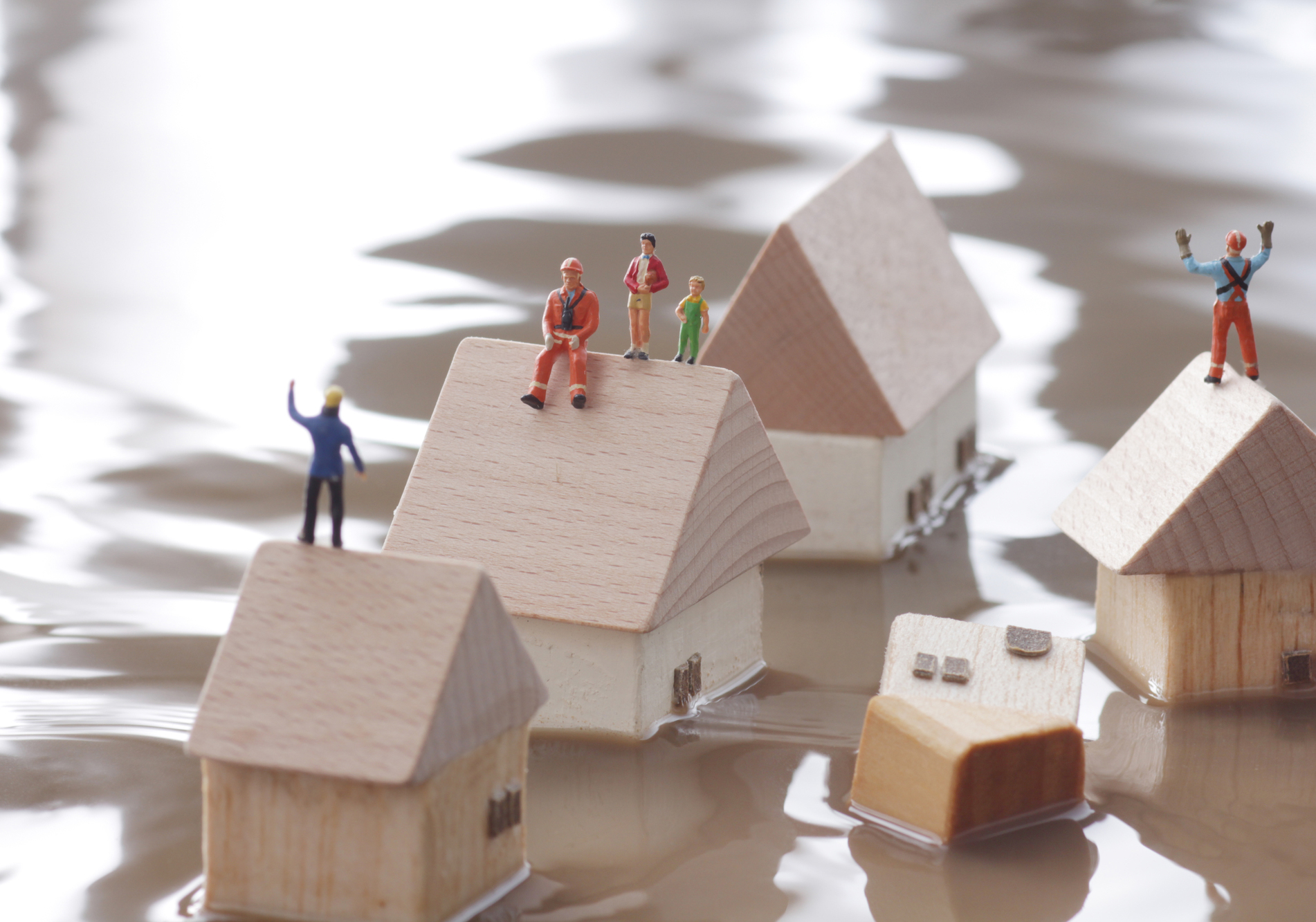 2階以上へ垂直避難し、地下へは降りないようにする