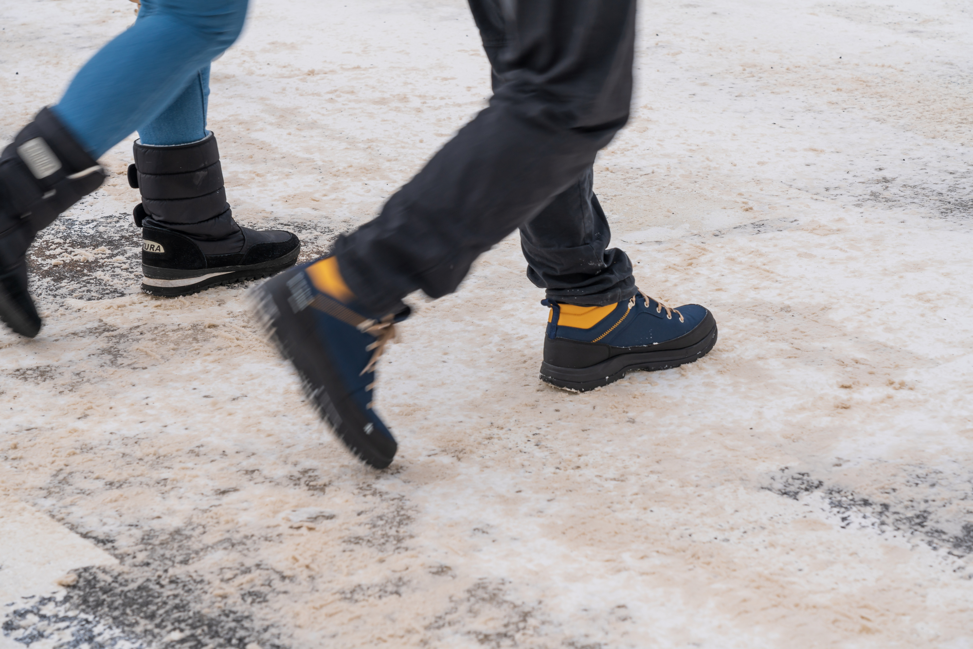 歩行は歩幅を小さく、靴の裏全体を路面につけて