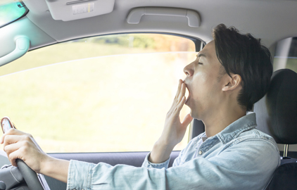 疲労や睡眠不足が運転に与える影響・体調管理のポイント