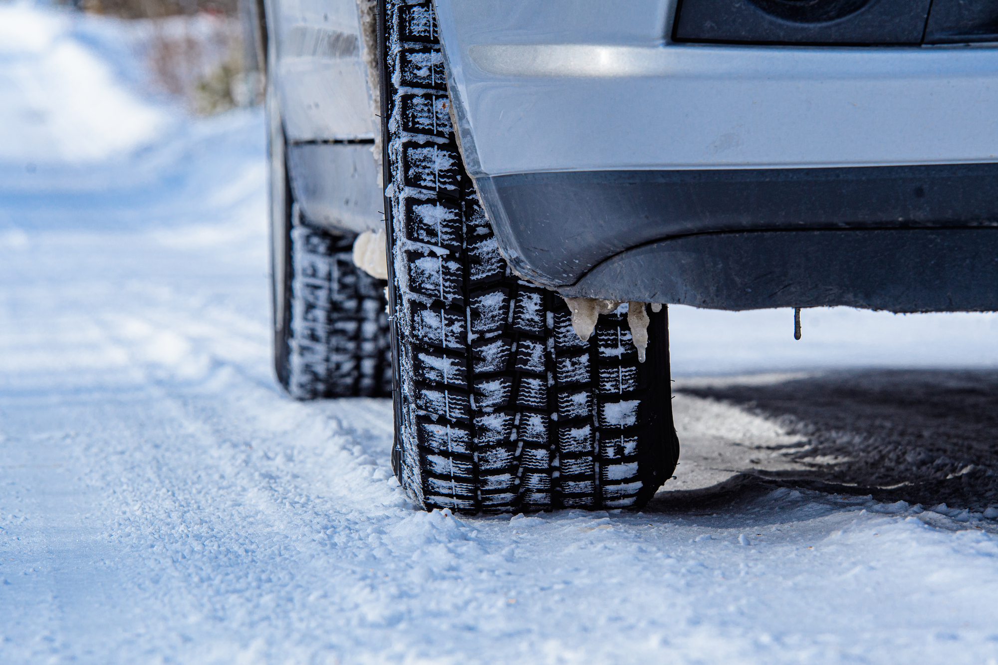 雪道の運転は控えめな速度で一定走行、吹雪中はライトと車間距離を