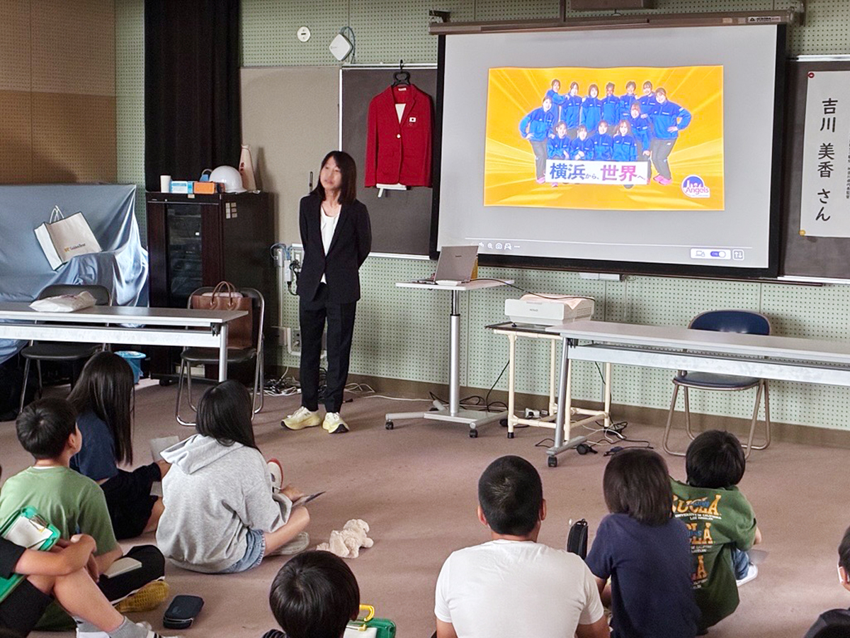 吉川美香コーチが6年生児童に講演する姿