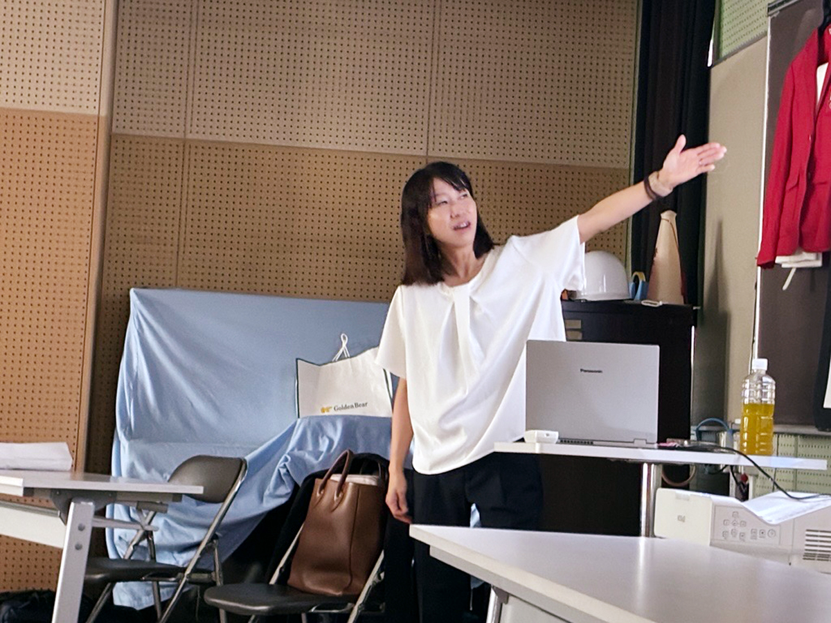 吉川美香コーチがプロジェクターを使って説明する姿