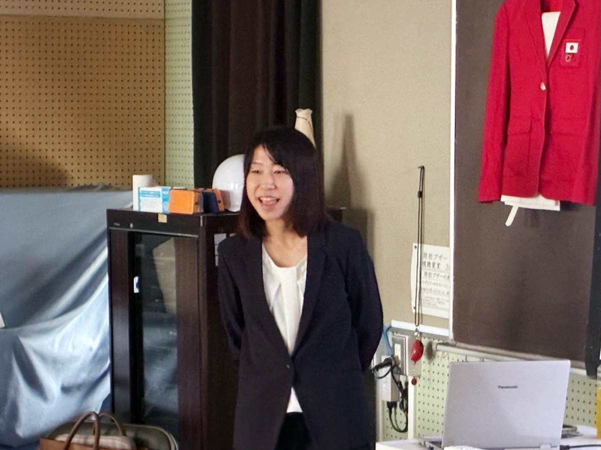 生徒達に向かって声をかける姿