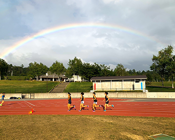 虹がかかっているコースでの練習
