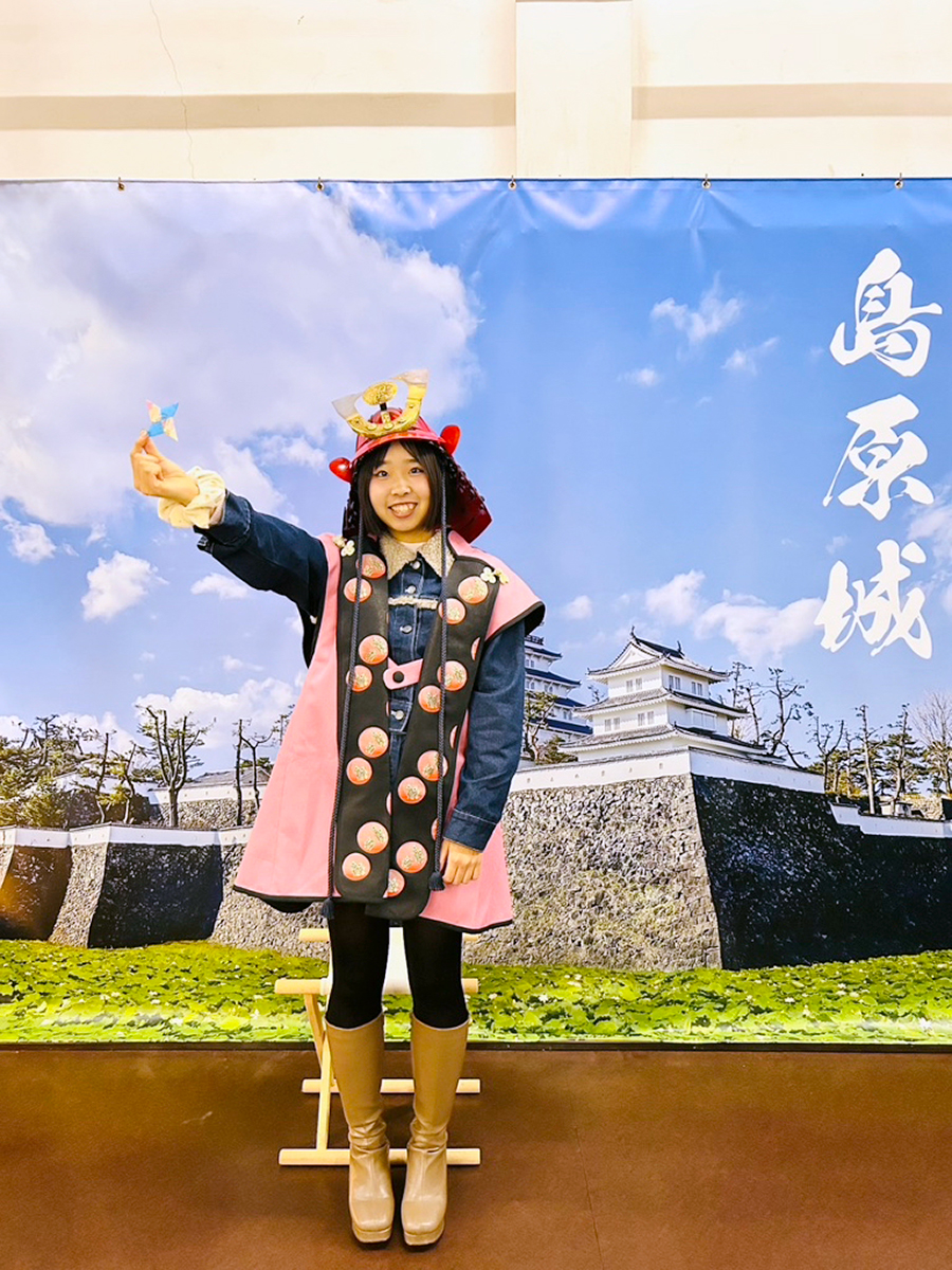 兜をかぶって陣羽織を着た境田百花選手