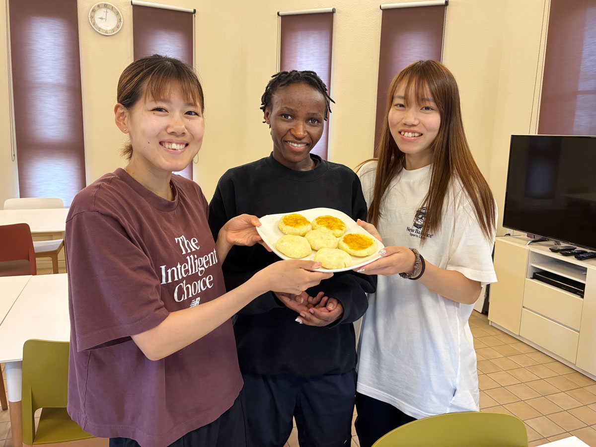 中村 優希選手、依田 来巳選手、ジャネット ニーヴァ選手が大きな皿に生地を載せた写真