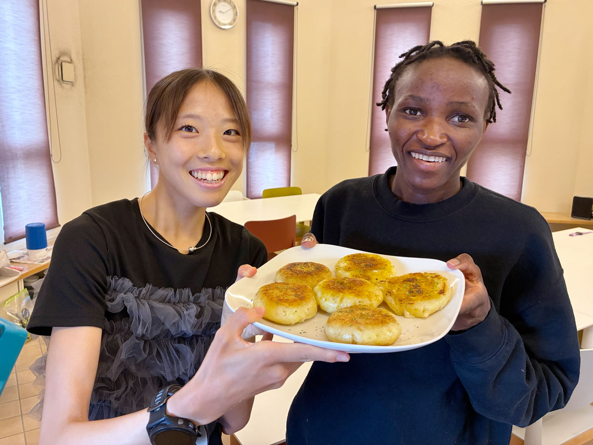 ジャネット ニーヴァ選手と菅原 心菜選手が一緒に焼き上がった生地と一緒に撮影した写真