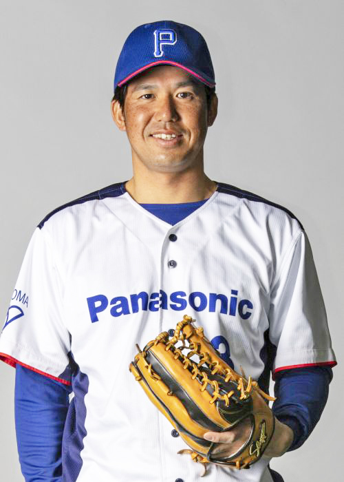 画像：大きな拍手に包まれながら、表彰を受ける田中宗一郎選手兼コーチ。