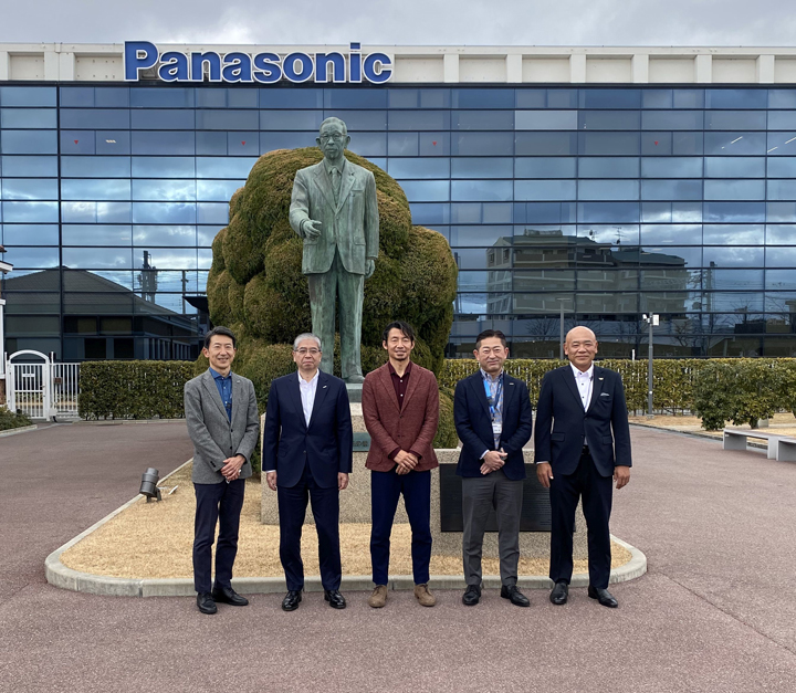 鳥谷コーチ（写真中央）と野球部顧問の佐藤副社長（左二人目）、パナソニックスポーツの幹部たち。