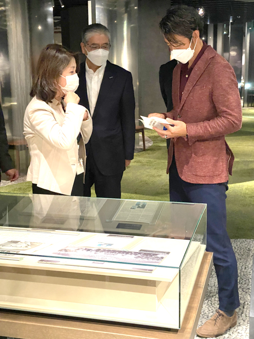 一つひとつの説明に高い関心を示しながら、約１時間にわたり熱心に見学しました。