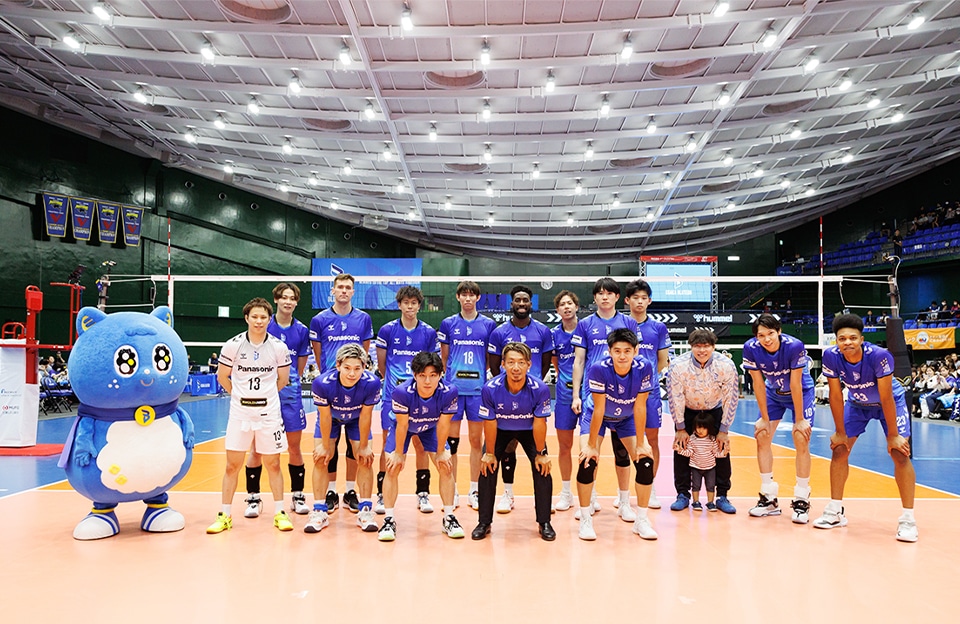 鳥谷敬コーチと大阪ブルテオン選手の集合写真