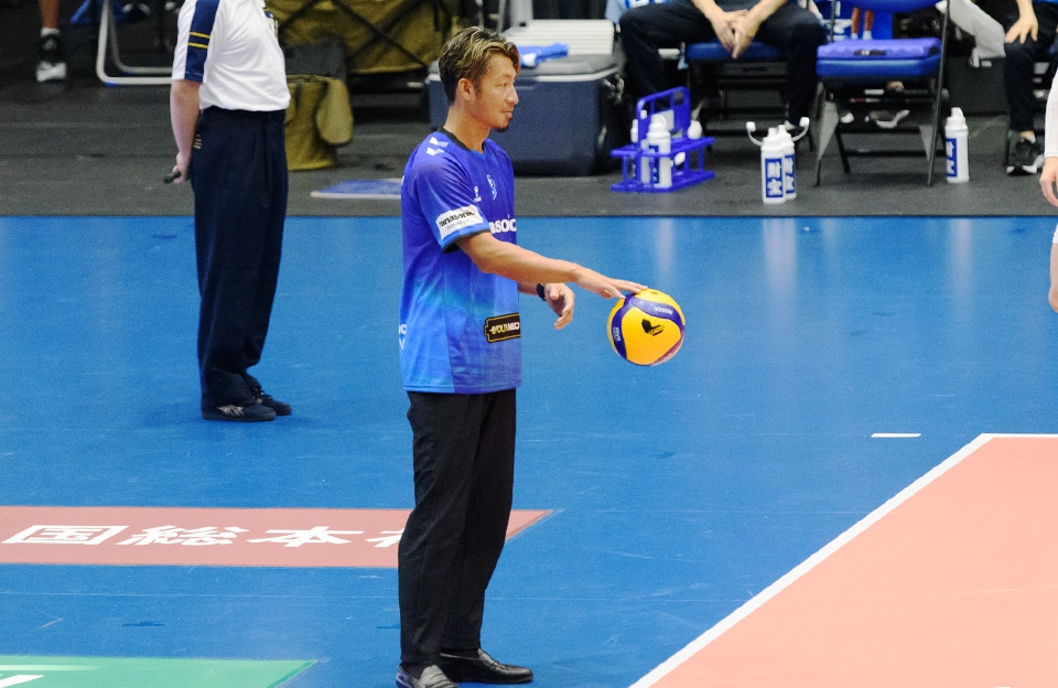 鳥谷敬コーチのサーブ