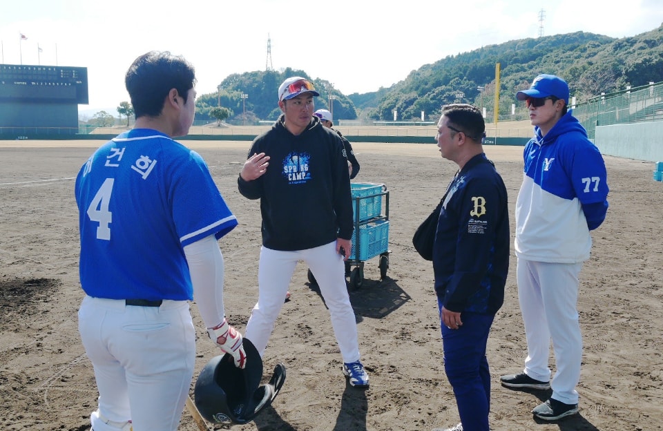 打撃指導をする井上貴晴ヘッドコーチ（左写真の中央）