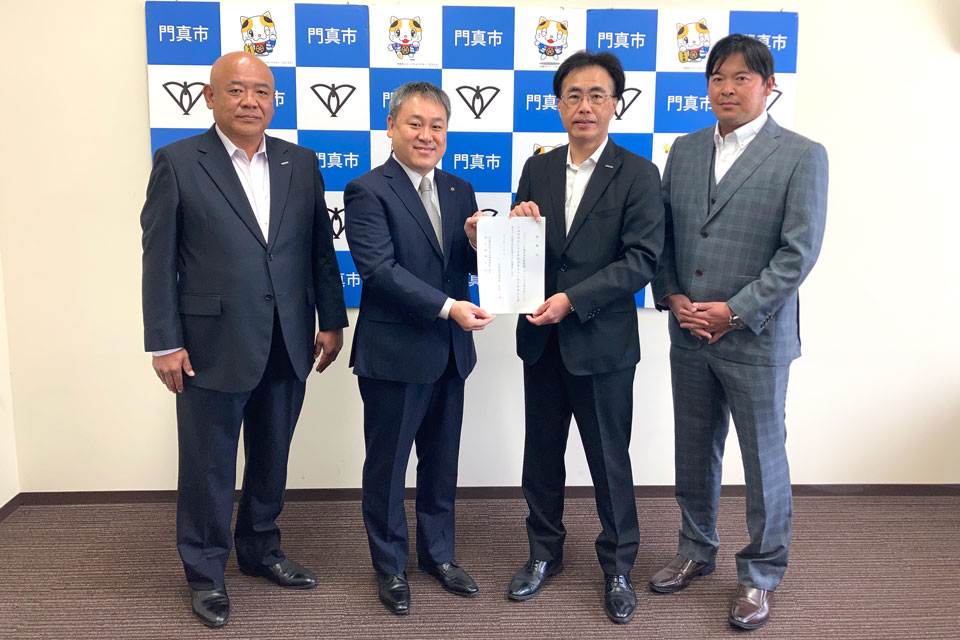 画像:(左から)中本浩副部長、宮本一考市長、西村晋部長、田中篤史監督