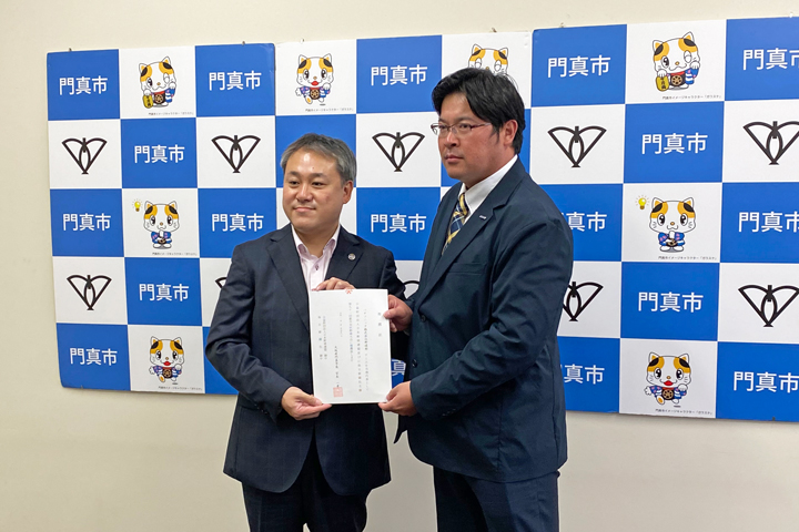 画像：門真市の宮本市長と田中監督