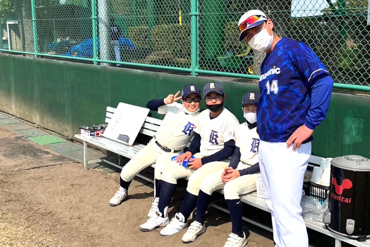 画像：柏野選手と子どもたち