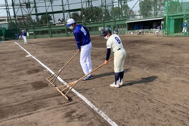 画像：一緒にグラウンド整備