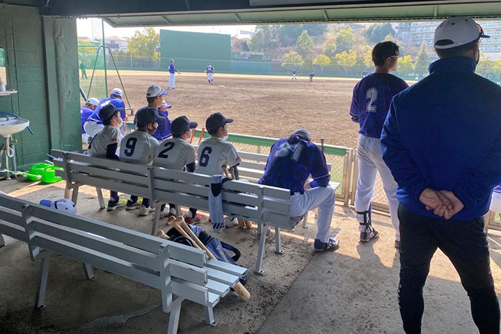 画像：ベンチで見守る子どもたち