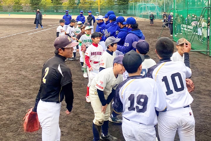 画像：パナソニック杯 試合後のハイタッチ