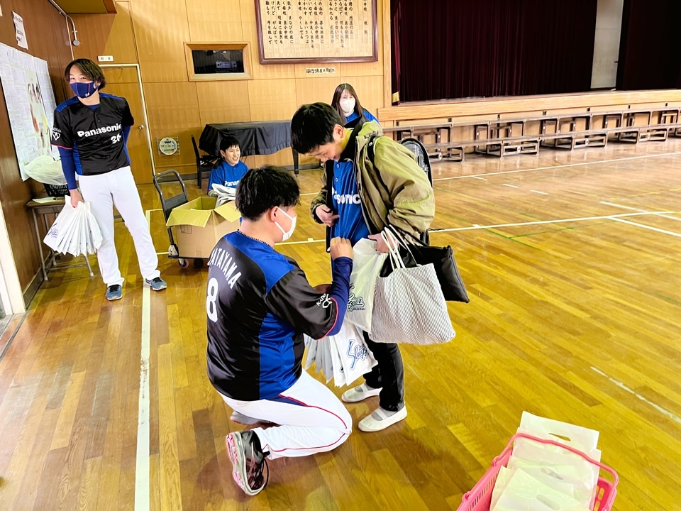 画像：サインを求める子どもたち