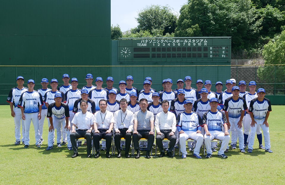 写真：これからの積極的な連携を誓って全員で記念撮影。