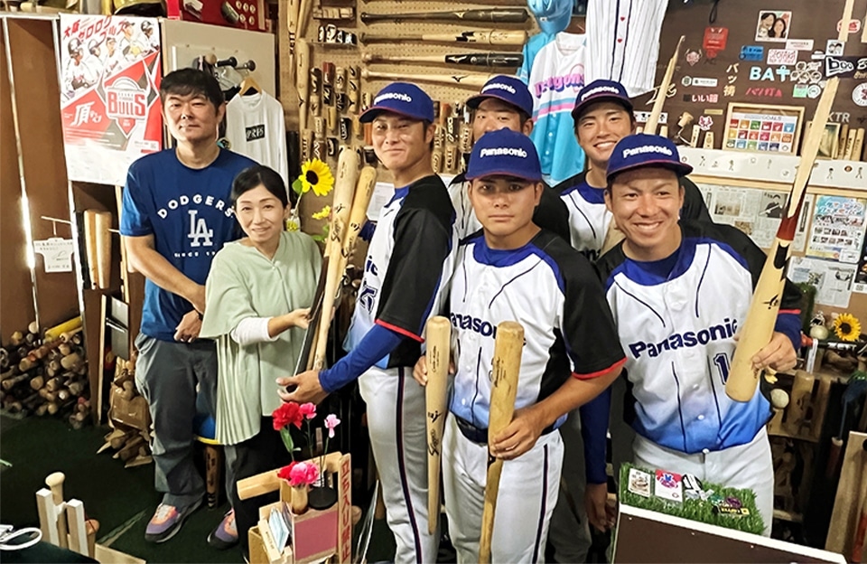 写真：B-ride田中伸佳氏とNPO法人ハッピーマム玉城ひかり代表と一緒に記念撮影