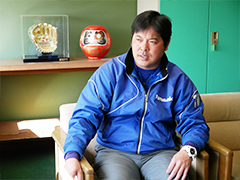 インタビューを受ける田中監督