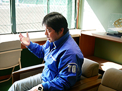 インタビューを受ける田中監督