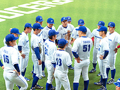 選手に指導する田中監督