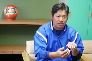 インタビューを受ける田中監督