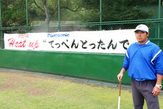 インタビューを受ける田中監督