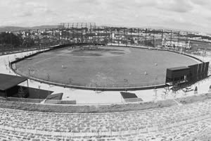 1977: Hirakata Matsushita Baseball Stadium opened