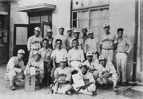 Konosuke Matsushita (center, second row) taking a commemorative photo with the team that won the Hoichi-kai Society Baseball Tournament in 1934.