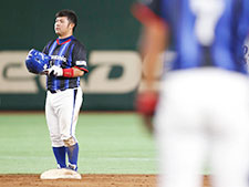 柳田選手が盗塁成功し、チャンスを作る