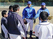 画像：深瀬選手・福原選手の外野手指導