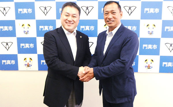 画像：門真市長と北口監督