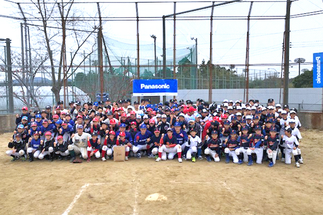 画像：学童野球教室参加者と開星高校野球部
