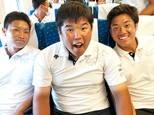 画像：関東遠征中の車内にて　左から横田、片山、阪口