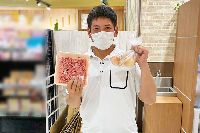 画像：得意なハンバーグの材料を購入した小澤選手