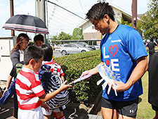 受付に並ぶファンの皆様に感謝の気持ちをこめて……長谷川選手