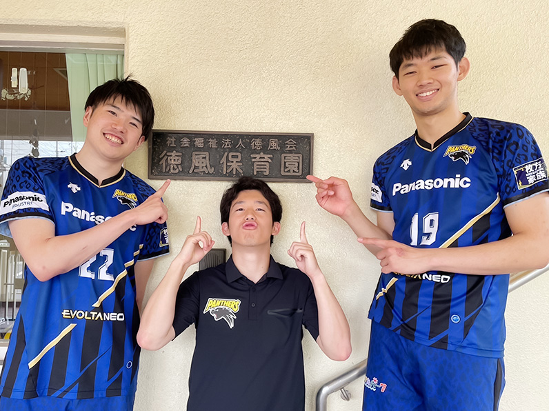 写真：ポーズをとる小宮選手、山口アシスタントコーチ、西川選手