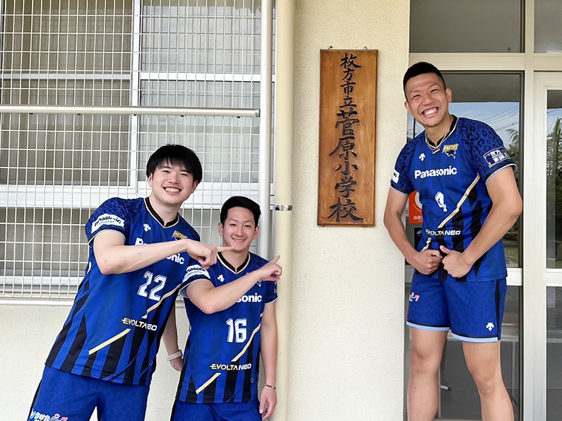 写真：ポーズをとる小宮選手、伊賀選手、大竹選手