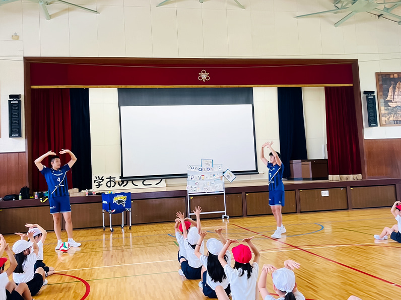 写真：練習をする選手と小学生たち
